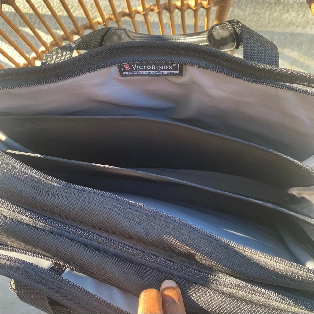 VICTORINOX SWISS MESSENGER BAG
